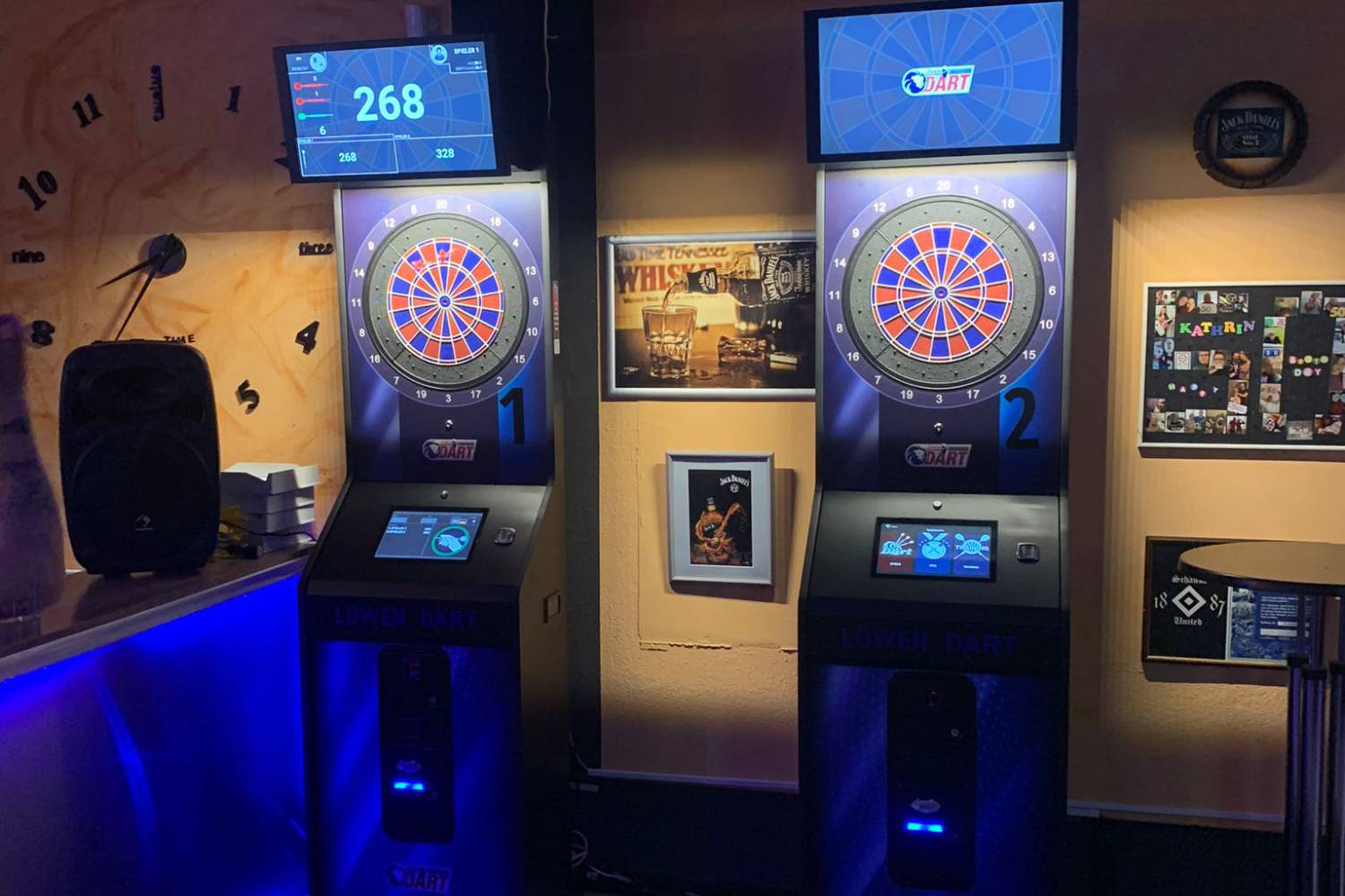 Zwei beleuchtete E-Dart-Automaten im Kiwitts Corner, daneben der Tresen