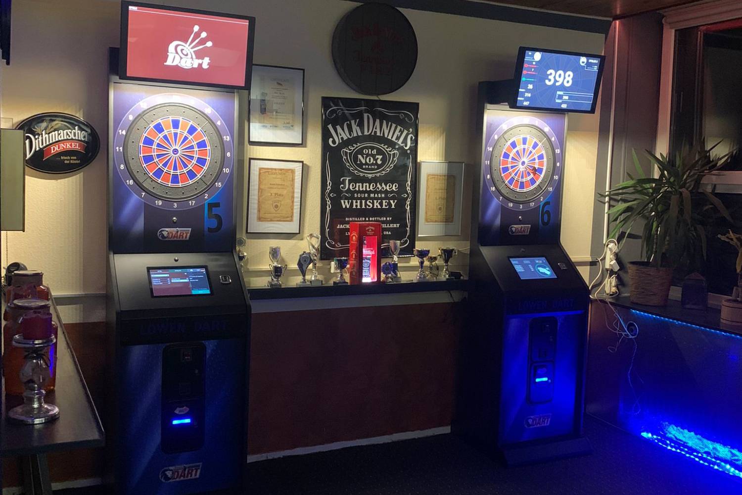 Automat 5 und Automat 6 im Kiwitts Corner, dazwischen der Pokalschrank